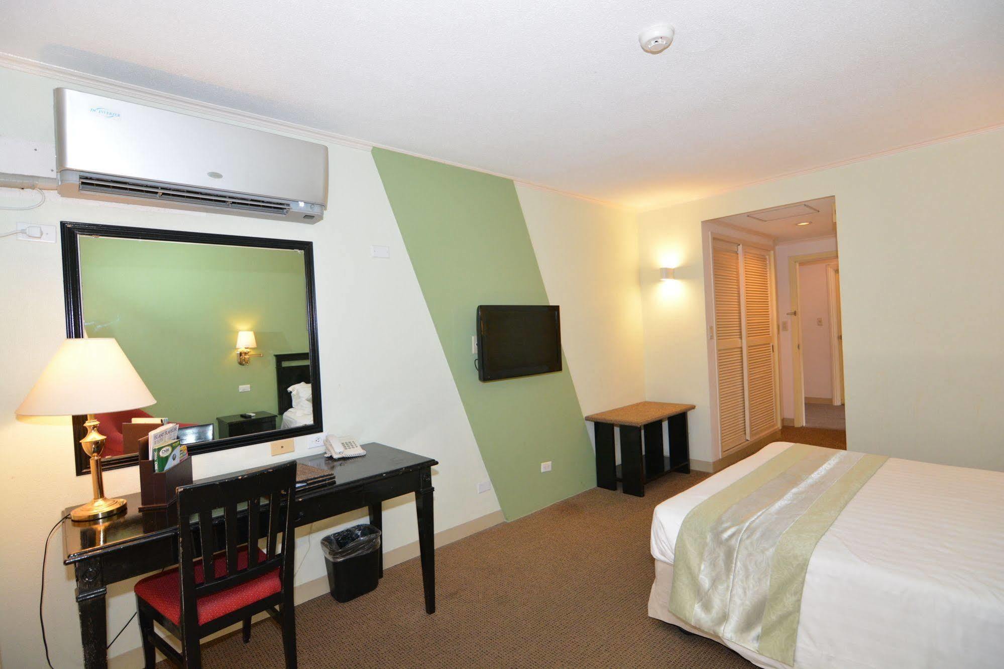 Century Hotel Garapan Luaran gambar