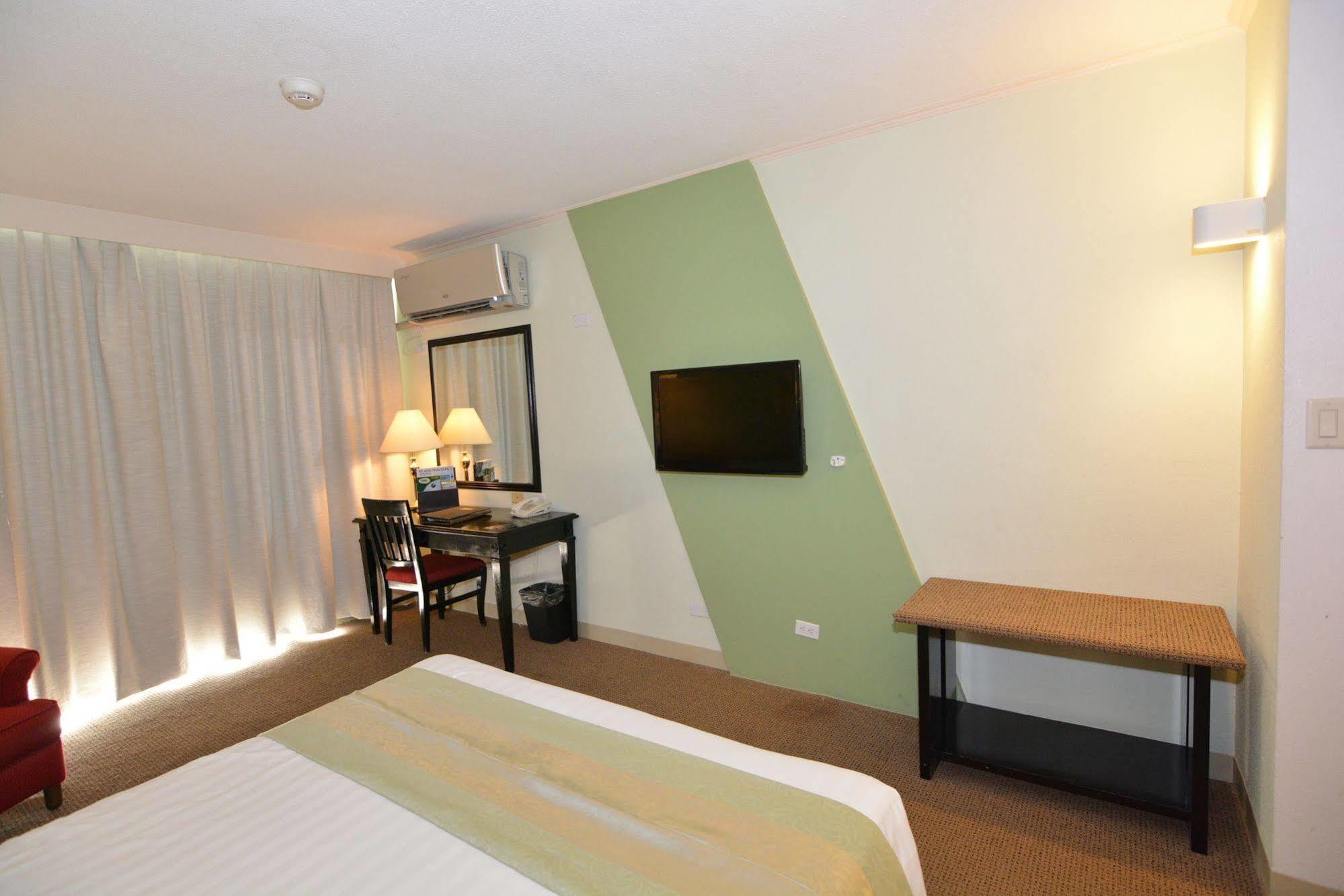 Century Hotel Garapan Luaran gambar